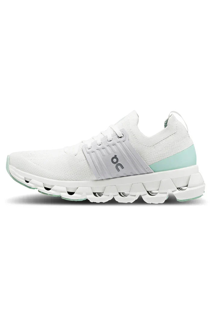 On Cloud | Cloudnova Lightweight Running Sneakers