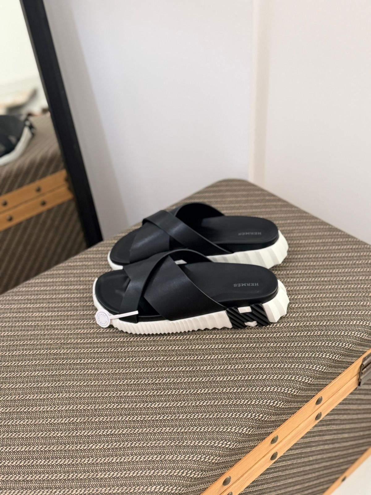 Hermès | Electro Blanc Sandals – Noir