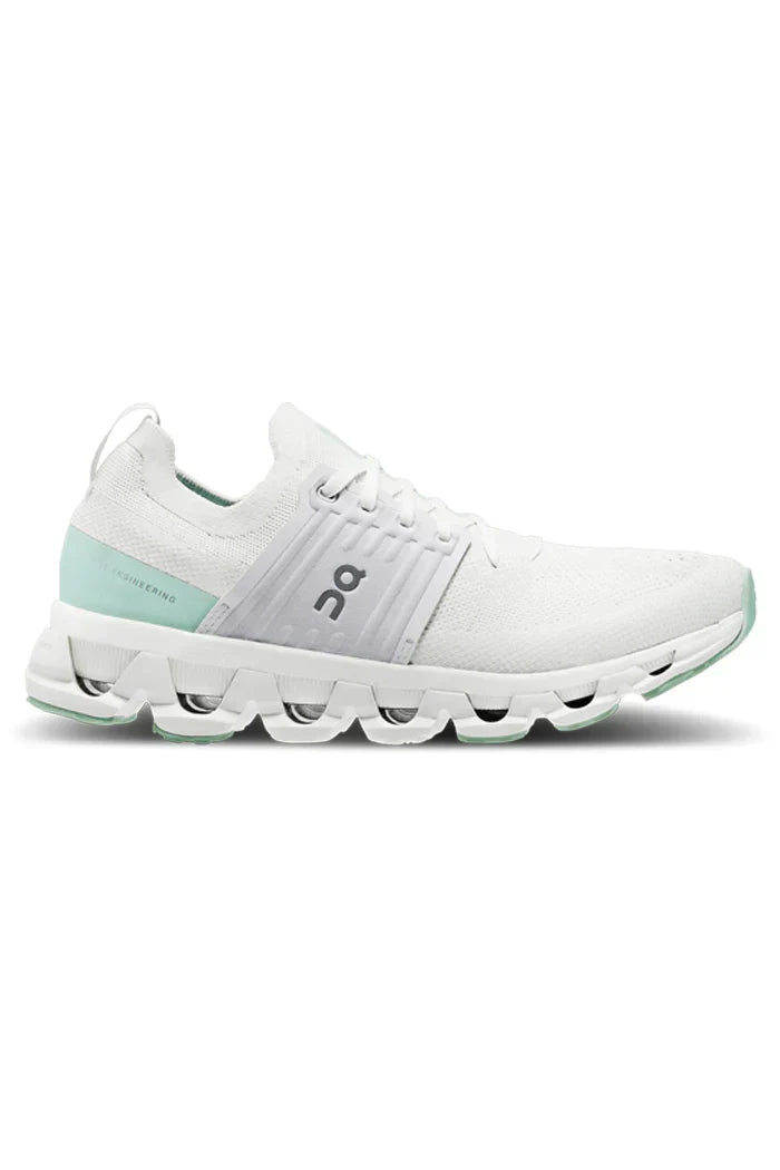 On Cloud | Cloudnova Lightweight Running Sneakers