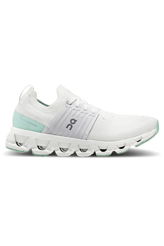 On Cloud | Cloudnova Lightweight Running Sneakers