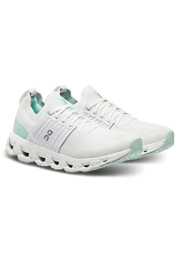 On Cloud | Cloudnova Lightweight Running Sneakers