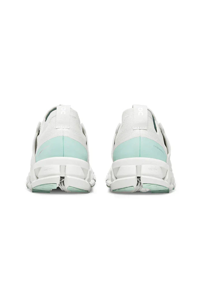 On Cloud | Cloudnova Lightweight Running Sneakers