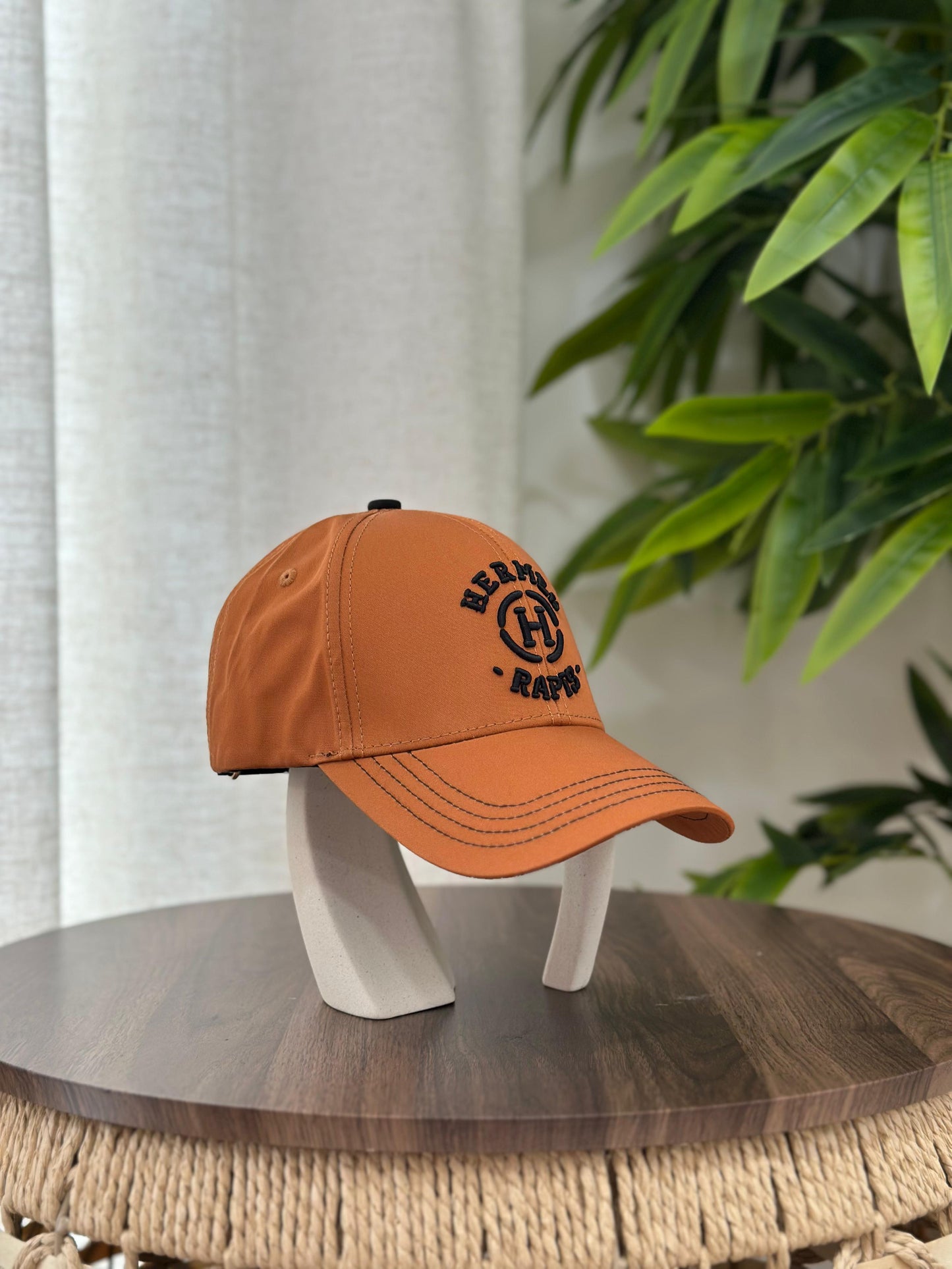 Hermès | Miles Cheval Au Trait Cap – Off White / Tan