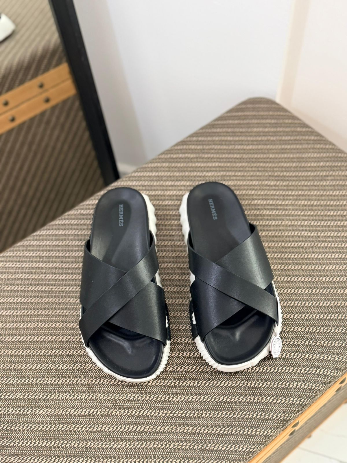 Hermès | Electro Blanc Sandals – Noir