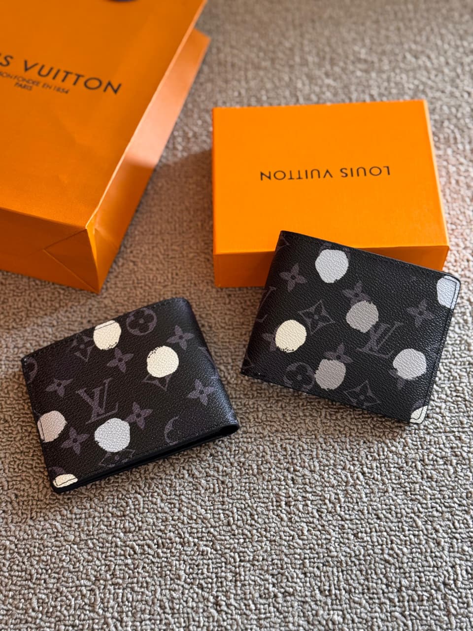Louis Vuitton | Multiple Chalk Wallet – Black / White / Red