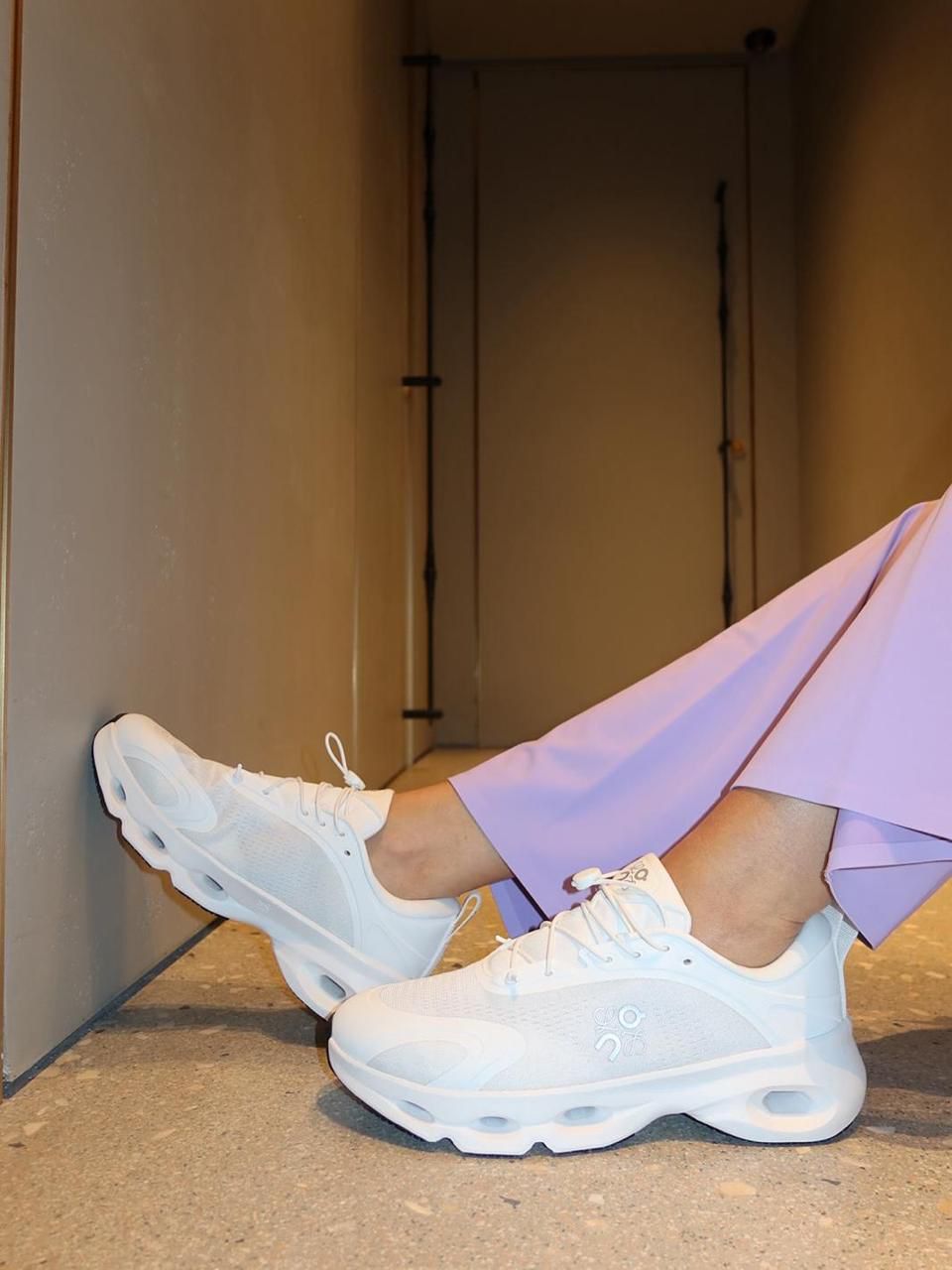 On Cloud | Cloudsolo Loewe Sneakers – White / Light Grey