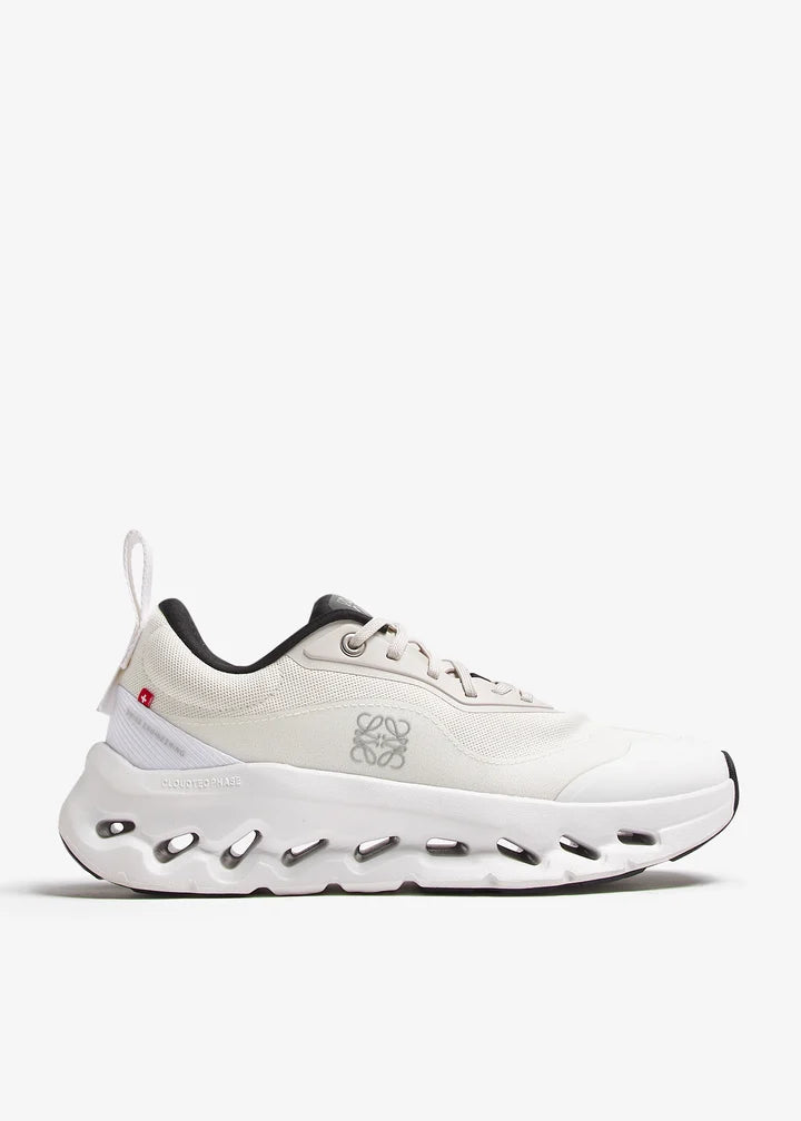 On Cloud | Cloudtilt 2 Loewe Sneakers – Sand / White