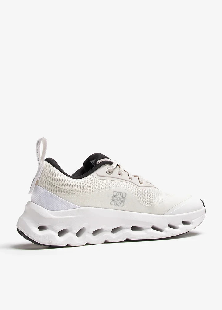 On Cloud | Cloudtilt 2 Loewe Sneakers – Sand / White